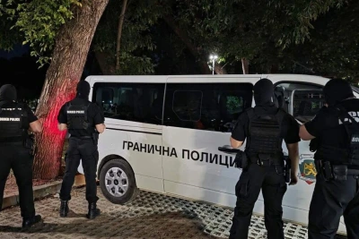 Арестувани са 10 души за измами с коли под наем