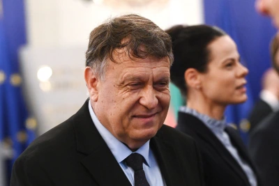 Министърът на образованието увери, че е спазил закона за поста си