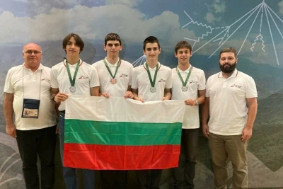 Български ученици спечелиха пет медала от Международната олимпиада по физика