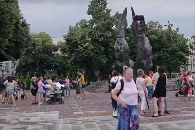 Майки от цялата страна излизат на протест за по-високо майчинство през втората година