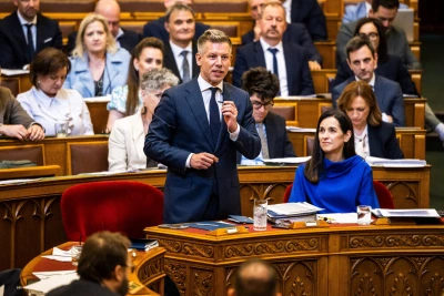 Унгарският парламент промени конституцията, за да свали президента